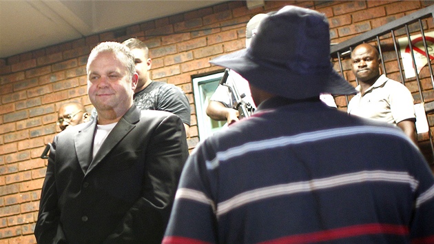 Radovan Krejí odchází od soudu v jihoafrické Pretorii. (16. února 2012)