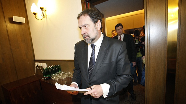 Radek John pichází na jednání snmovního bezpenostního výboru (21. února 2012)
