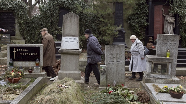 Komunist vzpomnali u hrobu Klementa Gottwalda v Praze na Olanech na vro pevzet moci komunisty v noru 1948. (24. nora 2012)