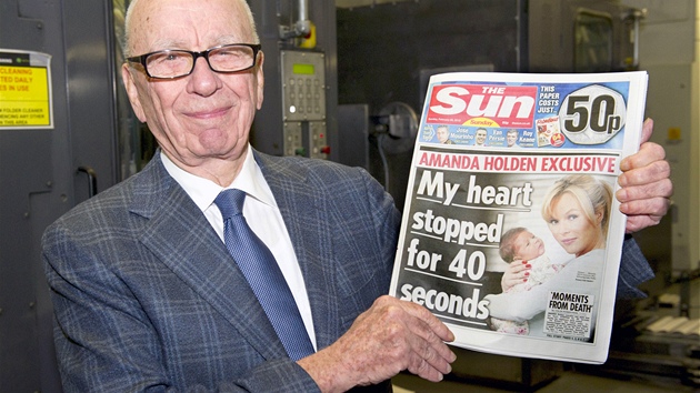 Generln editel vydavatelstv News Corporation Rupert Murdoch dr prvn vydn nedlnku The Sun. (25. nora 2012)