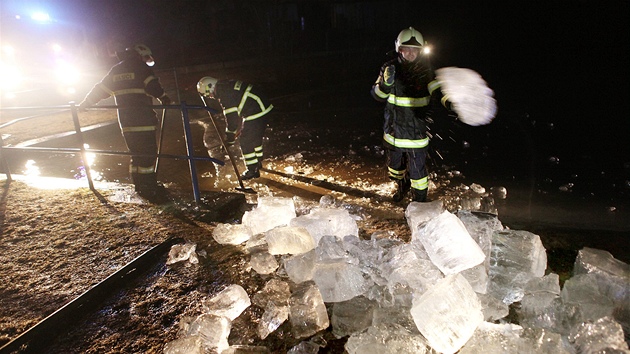Hasii ze dru nad Orlic odstrauj ledov kry. Dvodem je hrozc nebezpe zplav zpsobench vydatnm detm. (29. nora 2012)