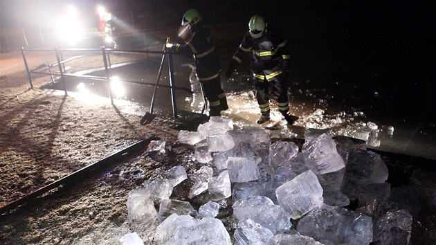 Hasii ze dru nad Orlic odstrauj ledov kry. Dvodem je hrozc nebezpe zplav zpsobench vydatnm detm. (29. nora 2012)