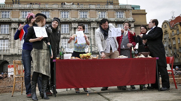 Studenti bhem protestnho Tdne neklidu na praskm nmst Jana Palacha (29. nora 2012)