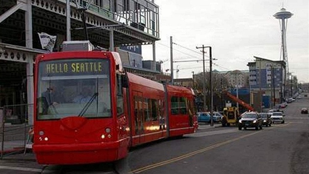 Tramvaj ostravsk spolenosti Inekon v ulicch americkho Seattlu.