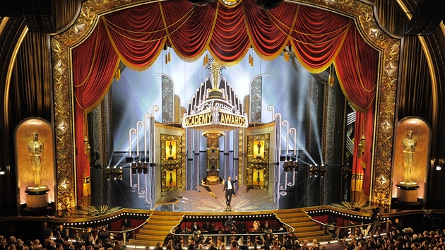 84. udlování Oscar: Billy Crystal na pódiu v celkovém pohledu do budovy