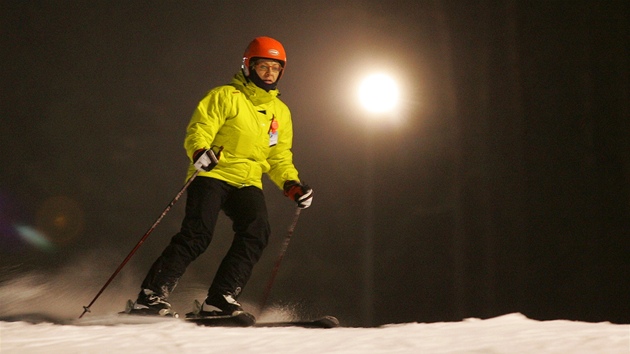 Veerní lyování ve Ski areálu Potky v Kruných horách.