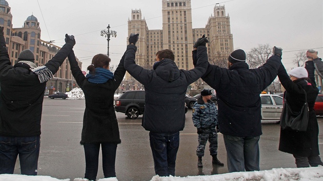 Odprci Vladimira Putina utvoili v centru Moskvy ivý etz. (26. února 2012)