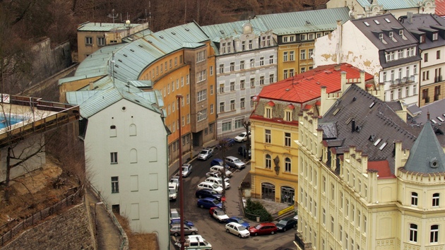 Karlovarská ulice I. P. Pavlova. Po levé straně jsou budovy bývalého okresního Karlovarská ulice I. P. Pavlova. Po levé straně jsou budovy bývalého okresního