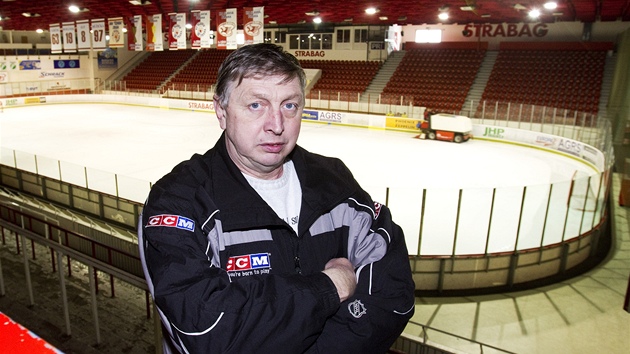 MUSÍ BÝT JAKO NOVÝ. Ředitel Roman Jelínek má na úpravy stadionu Eden týden. A MUSÍ BÝT JAKO NOVÝ. Ředitel Roman Jelínek má na úpravy stadionu Eden týden. A