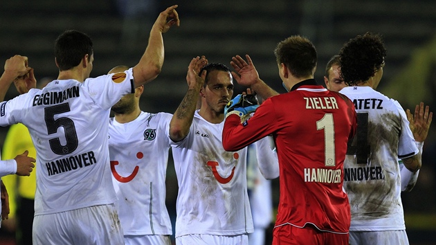 POVEDLO SE. Fotbalisté Hannoveru se radují z postupu do dalího kola play-off