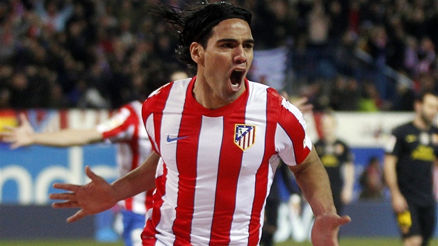 VYROVNNO. Radamel Falcao sprintuje od branky Barcelony a z jeho gest a vrazu ve tvi je to jasn - prv dal gl. Dky nmu Atletico Madrid vyrovnalo po pestvce na 1:1