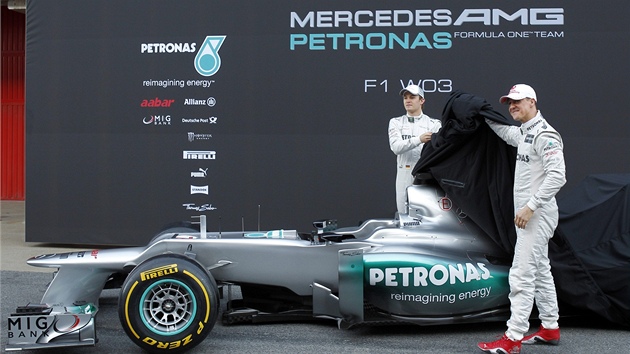 ODHALENÍ.  Michael Schumacher (vpravo) a Nico Rosberg pedstavují monopost
