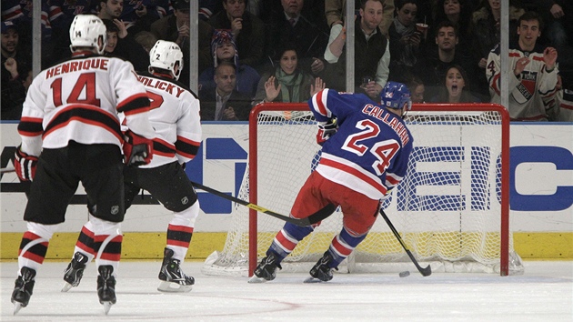 DO PRÁZDNÉ. Adam Henrique a Marek idlický z New Jersey pihlíejí, jak Ryan