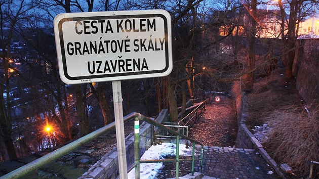 Kvůli padajícímu kamení je uzavřena táborská stezka kolem Granátové skály. Kvůli padajícímu kamení je uzavřena táborská stezka kolem Granátové skály.