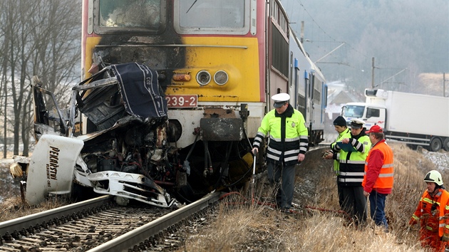 Pi tragick nehod na elezninm pejezdu u Protivna zemel idi dodvky. Vlak vlekl hoc auto jet asi 400 metr. 