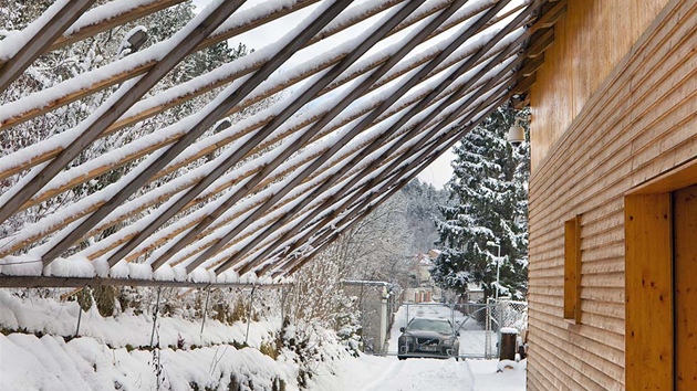 Garáové stání a vstup do domu kryje pergola. Rot z devných hranol asem