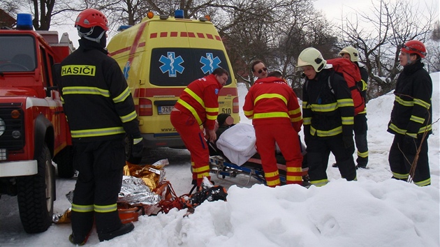 Hasii pedávají turistu posádce sanitky.