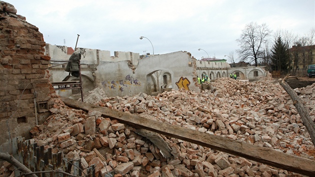 Demolice barokní sýpky ve Velehradské ulici v Kromíi.