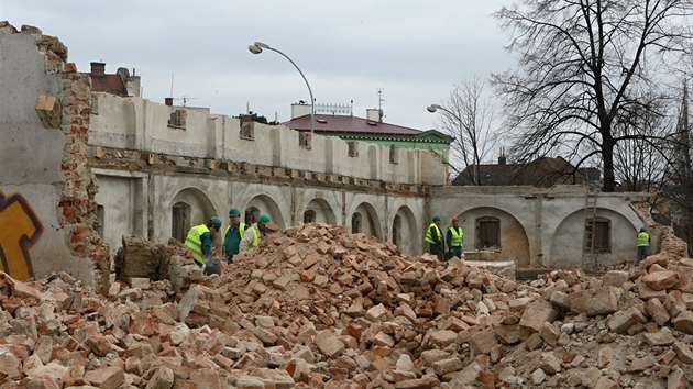 Demolice barokní sýpky ve Velehradské ulici v Kromíi.