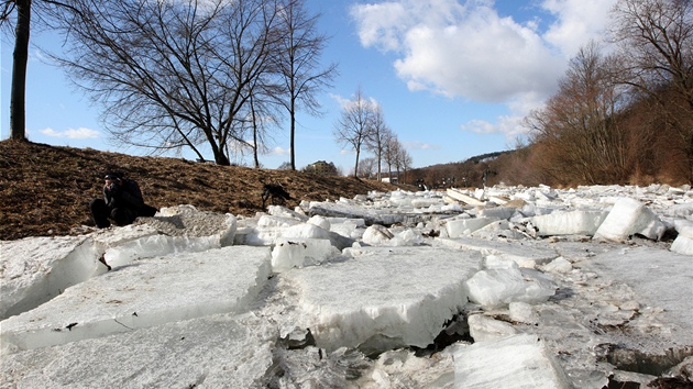 Led na Devnici (na snímku úsek eky nad jezem ve Zlín-Pílucích) popraskal a