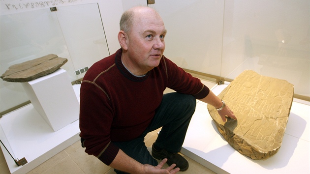 Archeolog Ludk Galuka ukazuje nhrobek dajnho hrobu sv. Metodje, kter byl objeven v roce 1932 a nyn je k vidn v Pamtnku Velk Moravy ve Starm Mst.