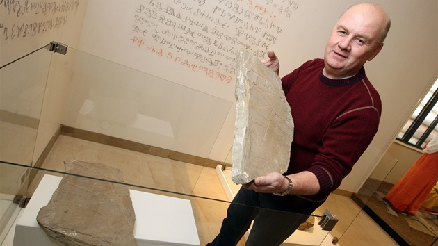 Archeolog Ludk Galuka ukazuje nhrobek dajnho hrobu sv. Metodje, kter byl objeven v roce 1932 a nyn je k vidn v Pamtnku Velk Moravy ve Starm Mst.
