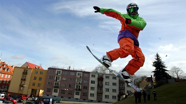 Snowboardisté létali v Chebu uprosted msta na Kasárním námstí.