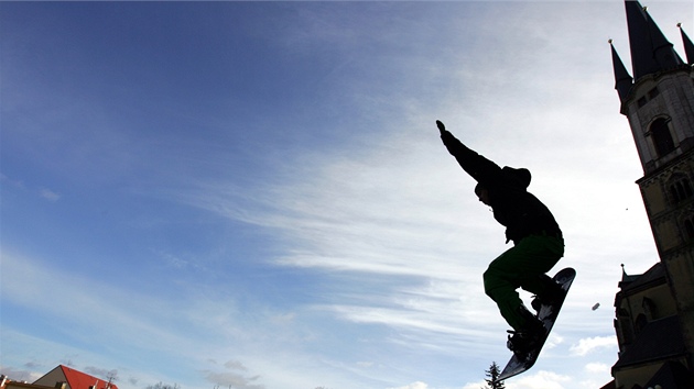 Snowboardisté létali v Chebu uprosted msta na Kasárním námstí pod kostelem