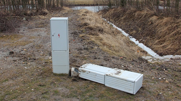 Pozstatky po dn vandal v arelu golfovho hit v Sokolov.