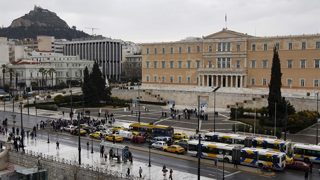 Zhruba 200 student blokuje dopravu ped aténským parlamentem v den, kdy...