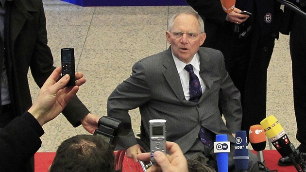 Nmecký  ministr financí Wolfgang Schäuble pijídí na jednání  eurozóny v