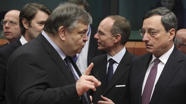 ecký ministr financí Evangelos Venizelos (vlevo) diskutuje s éfem Evropské