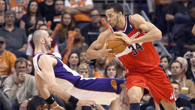 JaVale McGee z Washingtonu posílá k zemi útočným faulem Marcina Gortata z JaVale McGee z Washingtonu posílá k zemi útočným faulem Marcina Gortata z