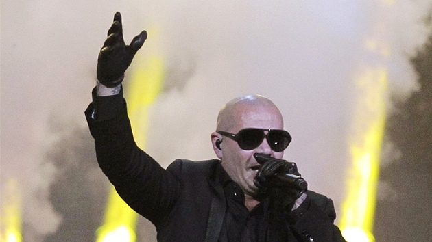 ZAKOUSNUL SE. Jedním z vystupujících bhem poloasové show byl rapper Pitbull.