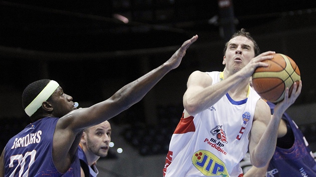 Lukáš Kotas z Pardubic se řítí k děčínskému koši kolem Levella Sanderse. Lukáš Kotas z Pardubic se řítí k děčínskému koši kolem Levella Sanderse.