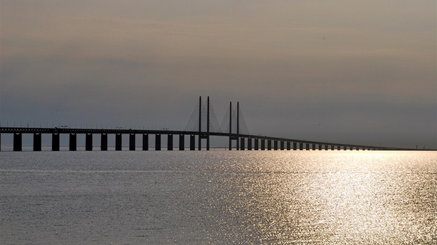 Most pes prliv Öresund spojuje dánskou Koda a védské Malmö. Most most mí...