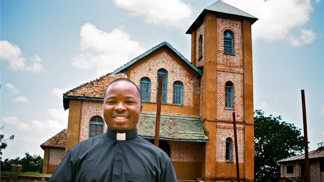 Otec Norbert ped svým kostelem v tanzanské vesnici Mpanga (13. února 2012)