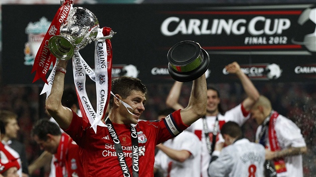 KAPITÁN S TROFEJÍ. Steven Gerrard, kapitán Liverpoolu, porazil tým svého