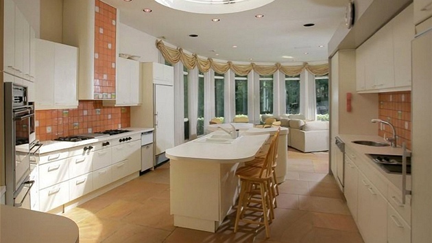 Kuchyn je osvtlená nejen velkorysými okny v obývací ásti, ale i sklennou...