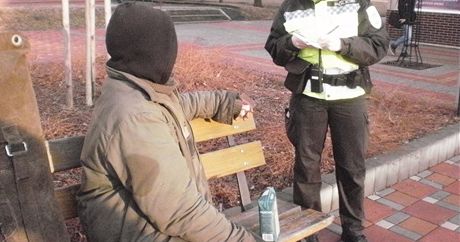 Chomutovská mstská policie pokutuje mue, který popíjí krabicové víno ped