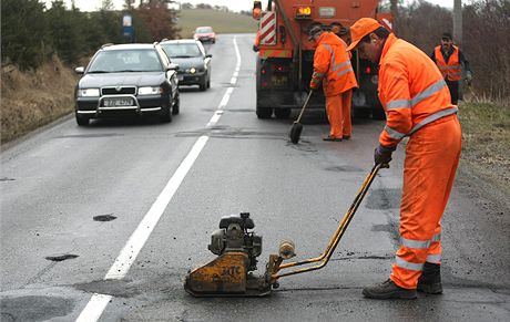 Díry a výmoly. Tetina silnic druhé a tetí tídy v Jihomoravském kraji je v havarijním stavu (ilustraní snímek).