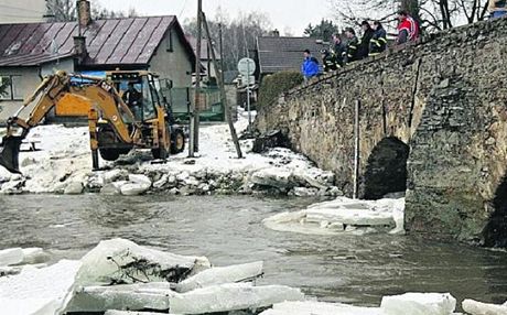 Oblouk mostu v Pibyslavi, který pamatuje i Jana iku, poniily ledové kry.