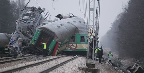 Záchranái na míst vlakového netstí na jihu Polska (4. bezna 20012)