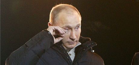 Vladimir Putin si utírá slzy bhem projevu ke svým píznivcm poté, co první