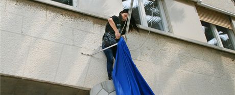 Studentka Kristina urkoviová v dubnu 2011 stáhla vlajku EU z budovy radnice