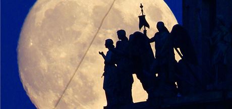 Sochy andl na katedrále svatého Izáka v ruském Petrohradu.