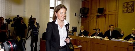 Karolína Peake v roli svdkyn u Obvodního soudu v Praze. (8. bezna 2012)