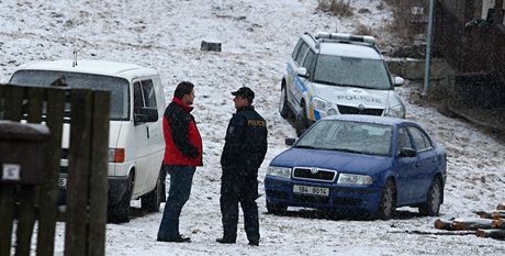 Policisté hlídkují u domu v Doubravách na Zlínsku, kde nali tajný sklad