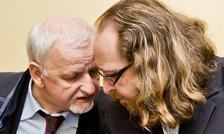 David Matýsek (vpravo) u Krajského soudu v Hradci Králové (7. bezna 2012)
