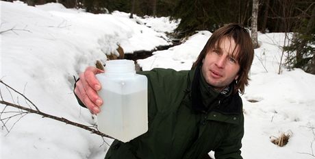 Mokadní biolog Jan Mokrý odebírá vzorek vody z potoka Huina nedaleko Stoce